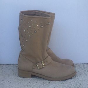 I’m selling Vera gomma boots that are made in Italy with real leather.